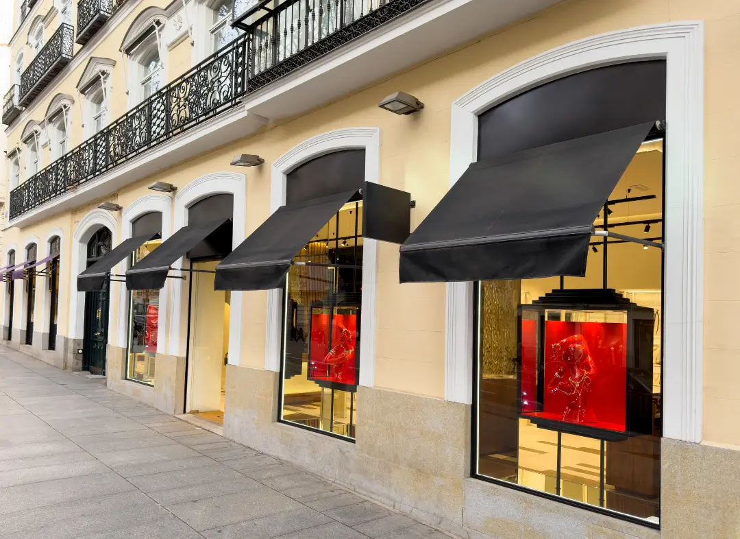 Façade vitrine de magasin en aluminium sur mesure à Les Angles